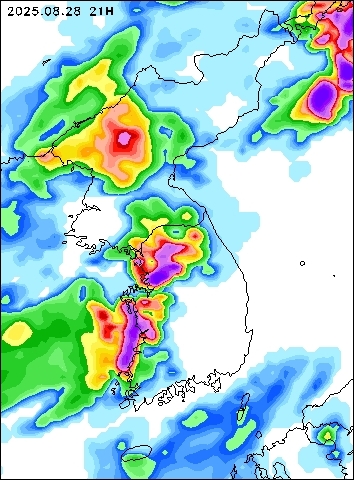 2025-08-28 21 : 00